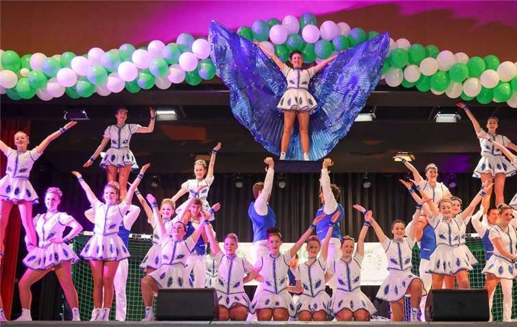 Die Prinzengarde Kasbach stürmte direkt zu Beginn die Bühne. Fotos: Tobias Jenatschek
