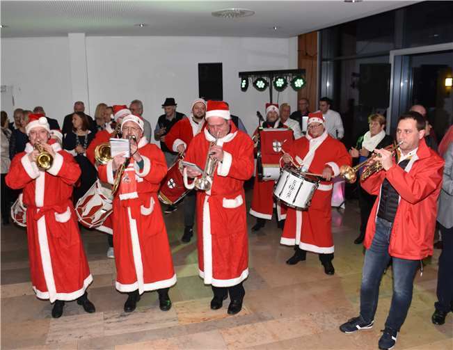 Die Prinzengarde Meckenheim, unter Leitung von Sven Schnieber, brachte Willi Hohn ein Ständchen. Fotos: Alfred Eich