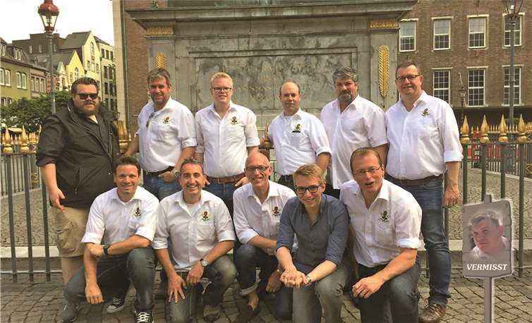 Die Prinzengarde Mendig in der Düsseldorfer Altstadt auf der Suche nach dem kurzzeitig vermissten stellvertretenden Kommandeur, der aber schnell wieder zur Gruppe zurückkehrte.privat