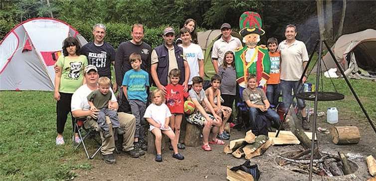Die Prinzengarde Mendig mit ihrem Nachwuchs im Feldlager am Brexbach.