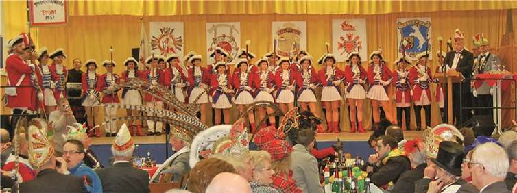 Die Prinzengarde, Stolz der Narrenzunft, auf der Bühne des Festakts 111 Jahre Narrenzunft. FA