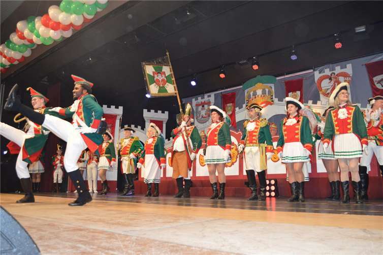 Tolles Programm mit Musik, Comedy und Tanz Die Prinzengarde bei ihrem Traditionstanz