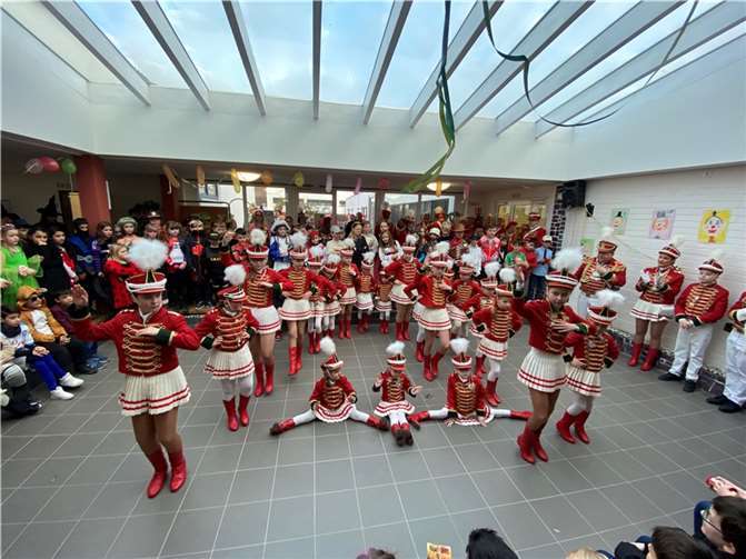 Die Prinzengarde bereichert die Feier mit ihren tollen Tänzen.