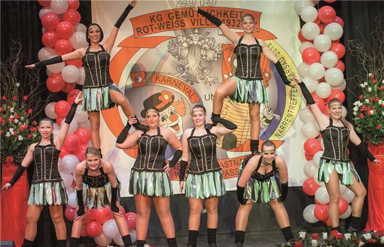 Die Prinzengarde der Karnevalsgesellschaft Gemütlichkeit Rot-Weiß Villip zeigte bei der Prunksitzung in der Berkumer Aula einen sehenswerten Showtanz. -JOST-