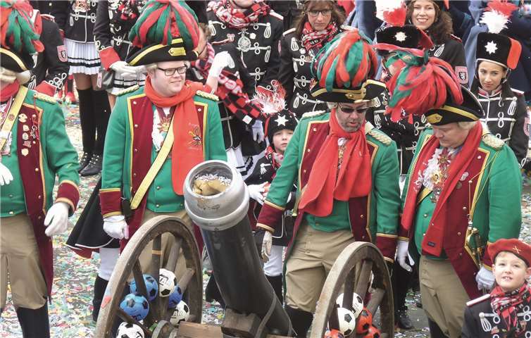 Die Prinzengarde feuerte mit den Kanonenkugeln der Verteidiger zurück.