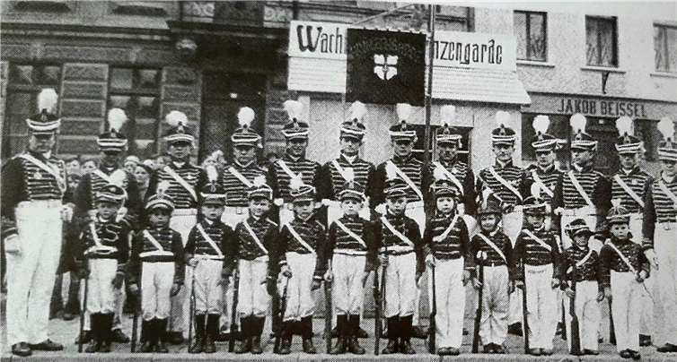 Die Prinzengarde hatte 1934, ein Jahr nach ihrer Gründung, schon eine beeindruckende Mannschaftsstärke erreicht. Quelle: Chronik des Meckenheimer Karnevals, Band 1