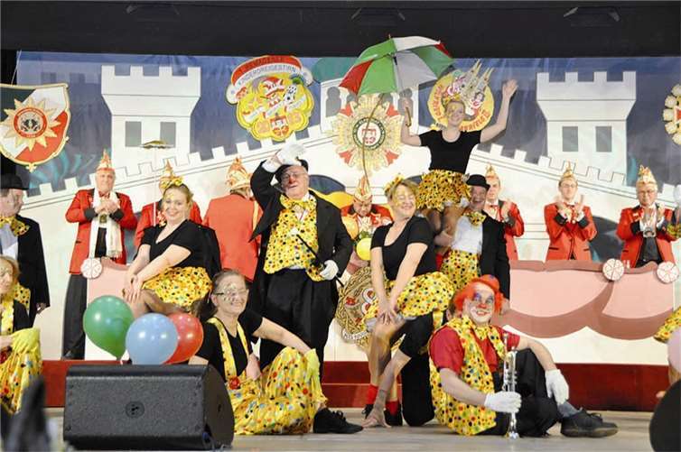 Die Prinzengarde hatten gleich zwei Tänze einstudiert, als lustige Clowns brillierten sie unter Leitung von Zirkusdirektor Alfons Pütz.