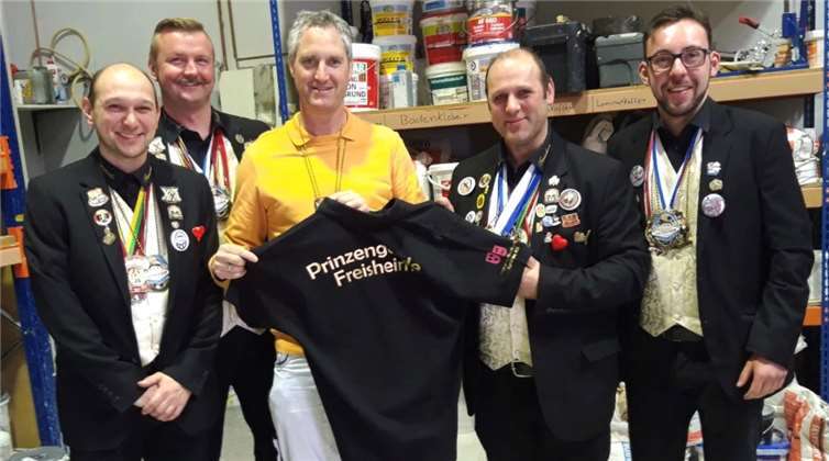 Die Prinzengarde ist dankbar für die Großzügigkeit von Simon Lanzerath. fFoto: privat