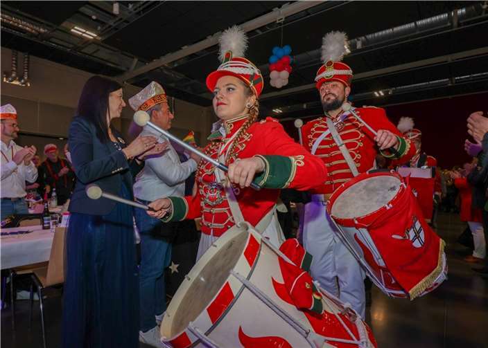 Die Prinzengarde ließ es beim Einmarsch krachen.