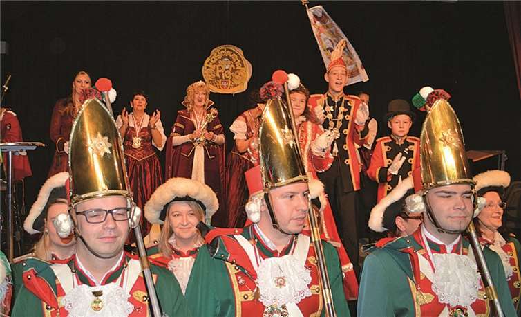 Die Prinzengarde mit den Remagener Tollitäten auf der Bühne.AB