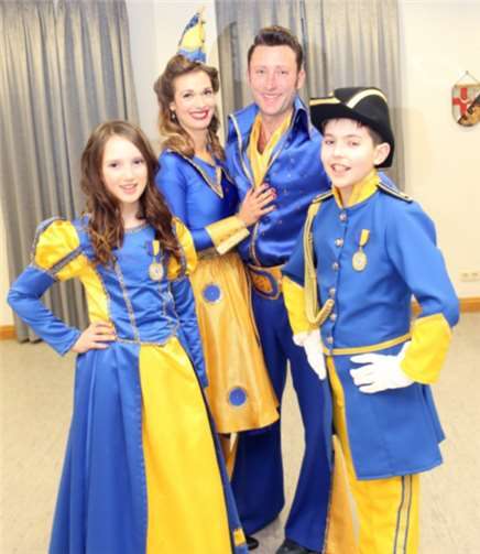 Die Prinzenpaare 2018 des EPCV: Kinderprinzessin Johanna mit dem flotten Tanzschuh und Kinderprinz Franz von Science und Fiction sowie Prinzessin Kristina von Twist and Shout und Prinz Christoph von Rock`n Roll freuen sich auf die bevorstehenden Veranstaltungen und den Höhepunkt den Rosenmontagszug. privat