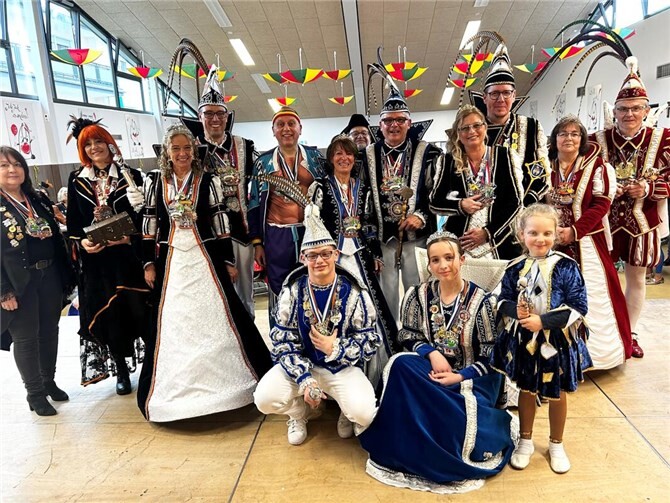 Die Prinzenpaare des Brohltals zeigten sich gemeinsam auf der Bühne.