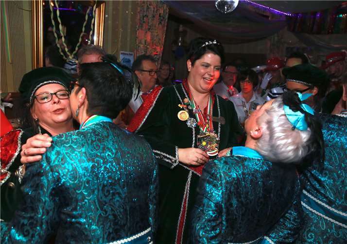 Die Prinzessin zeichnete die Mitglieder des Vereins mit Ihrem Orden aus.