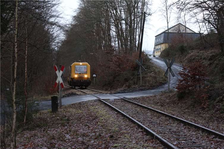 Historische Rheingold-Fahrzeuge erstmals unterwegs  Die Probefahrt, hier bei Kaisersesch, verlief erfolgreich. Foto: Thomas Grommisch