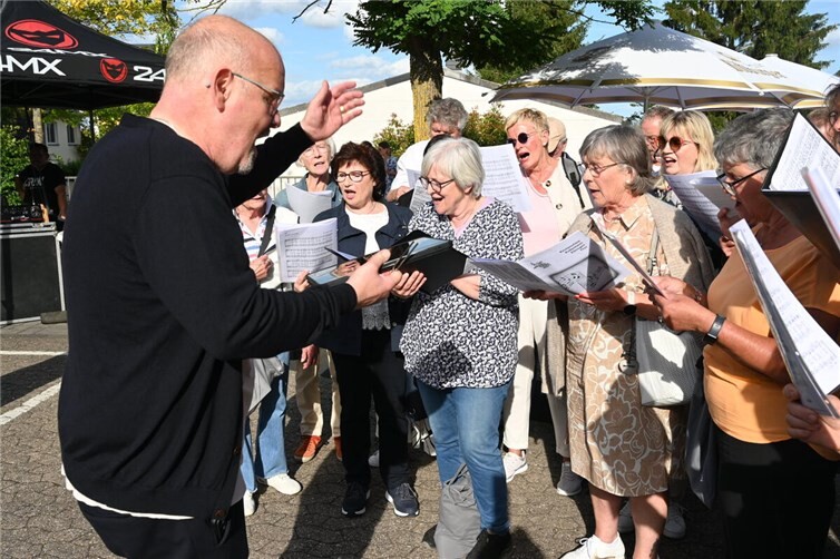 Die Probengemeinschaft der Chöre Kottenheim und Thür sorgte mit einigen Kostproben für einen stimmungsvollen Einstieg in den Kirmesabend. Foto: SK