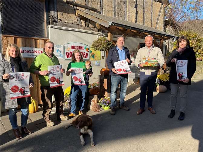 Die Produkte des „Kleinen Hofladens“ gibt es beim Dattenberger Hof Ronig immer.Am 27. November werden hier noch viele weitere Angebot zu finden sein. (v. li.) Sandra Köster („Wir Westerwälder“), Albert und Marion Schmitz, Jörg Hohenadl (WFG), Landrat Achim Hallerbach und Irmgard Schröer (Naturpark).