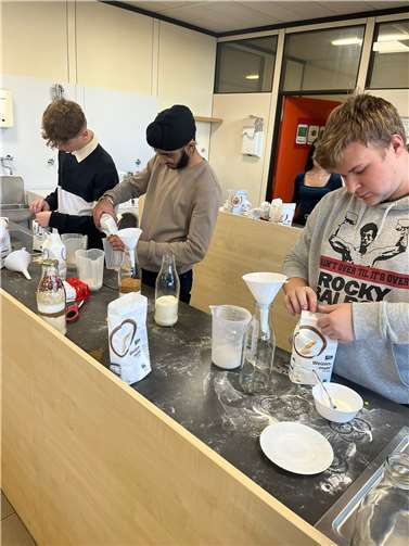 Die Produktion der Backmischungen läuft auf Hochtouren.  Foto: Kerstin Nermerich