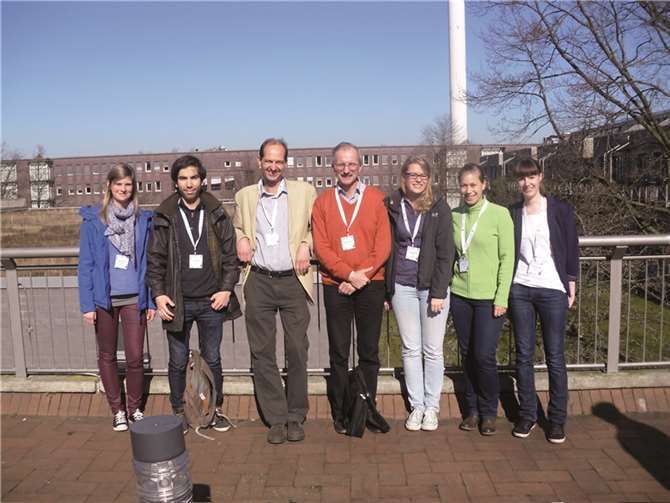 Die Professoren Neuhäuser und Berres (v.li.) im Kreise der Studierenden. privat