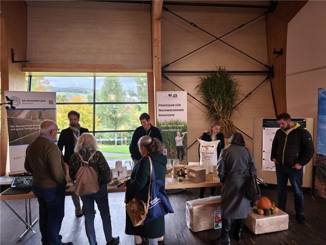 Bürger, Wissenschaft und Politik im Dialog Die Professur für nachwachsende Rohstoffe informierte unter anderem über Starkregenschutz mit dem Süßgras Miscanthus.