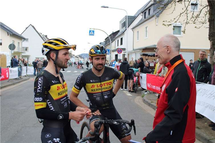 Die Profis Leon Brescher (Mitte) und Joshua Huppertz (links, beide Team Lotto Kern-Haus) beim lockeren Talk nach dem Rennen. z