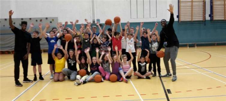 Die Profis Shore Adenekan und Sharif Watson mit den Schülern der Realschule plus.privat