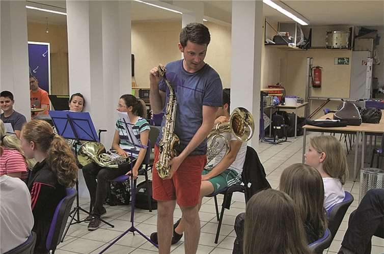 Die „Profis“ gaben eine kurze Einführung an den Instrumenten.