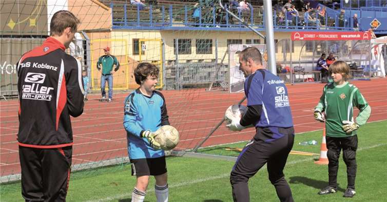 Die Profis geben den Nachwuchstorhütern wertvolle Tipps.  TuS Koblenz