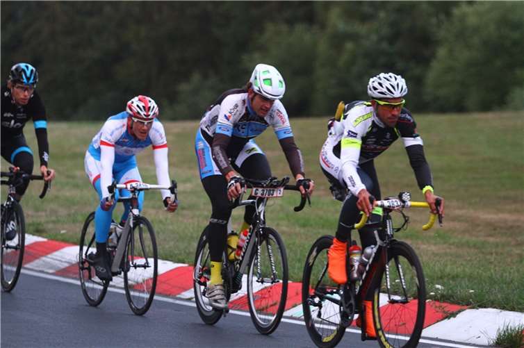 Die Profis kommen: 2015 kämpften Victor de la Parte (Team Vorarlberg; vorn) und Christian Knees (Team Sky, vierter im Bild) noch um den Sieg beim 24-Stunden-Rennen. 2016 gibt‘s ein UCI ME 1.1-Rennen mit Profis auf dem Nürburgring.