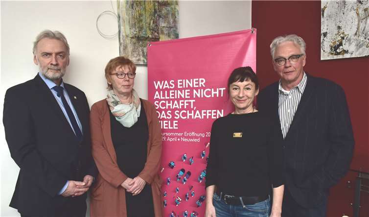 Die Programmentwickler Jürgen Hardeck von links Petra Neuendorf und Iris Kofoldt stellten im Weinhaus von Uli Adams (re.) das Programm vor. Foto: HEP