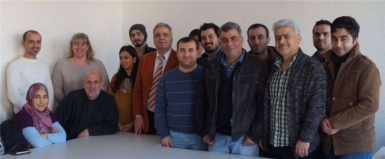 Die Projekt-Koordinatorinnen Bärbel König (4. v.l.) und Asma Pahlke (5.v.l.) mit dem Geschäftsführer der ZA-GmbH und Teilnehmern des Projektes „Zukunft durch Integration in der Pflege“.privat