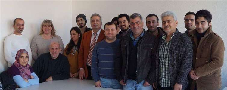 Die Projekt-Koordinatorinnen Bärbel König (4. v.l.) und Asma Pahlke (5.v.l.) mit dem Geschäftsführer der ZA-GmbH und Teilnehmern des Projektes „Zukunft durch Integration in der Pflege“. Privat