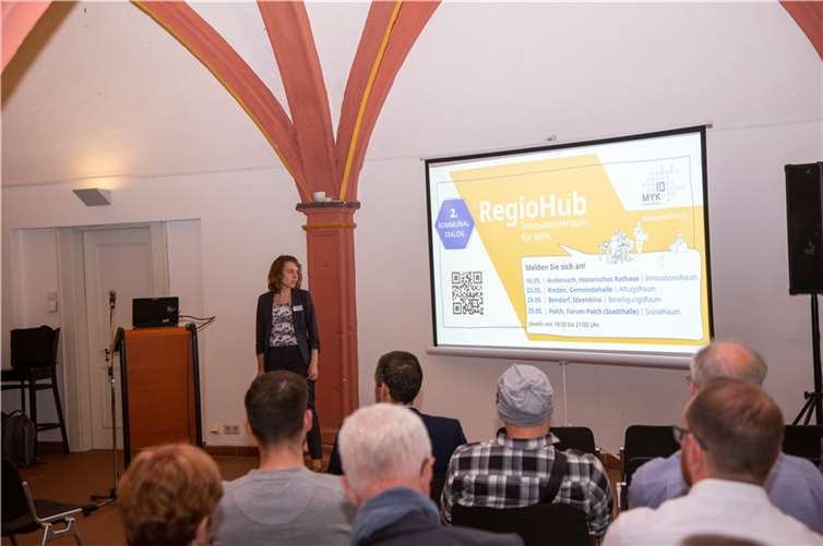 Die Projektbeauftragte Sonja Gröntgen freute sich über die rege Beteiligung an der Auftaktveranstaltung in Andernach und stellte den Teilnehmenden die Idee hinter den „RegioHubs“ vor. Foto: Smarte Region MYK10/Henriette Smalla