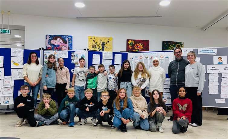 Die Projektbetreuer Rebecca Zimmer (links außen) sowie Daniel Kendel und Klassenlehrerin Magdalena Strauß (rechts außen) freuten sich über das große Interesse der Fünftklässler an der breiten Themenpalette. Quelle: Realschule plus und FOS Untermosel
