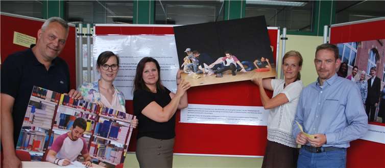 Die Projektgruppe Demokratie stärken beim Abhängen der erfolgreichen Ausstellung des syrischen Fotografen Hosam Wehbae, deren nächste Station Werne sein soll. (V.l.): Jan Krempien, Susanne Hampel, Ramona Fischer, Christina Eilers, Bodo Marek.Foto: KAG