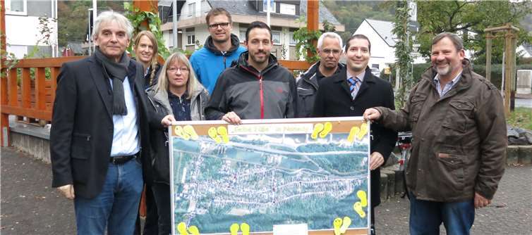 Die Projektgruppe „Gelbe Füße in Namedy“ traf sich mit Bürgermeister Claus Peitz, Ortsvorsteher Hartmut Dressel und Vertretern von Polizei und Stadt um die Markierungsstellen der „Gelben Füße“ vor Ort festzulegen. privat