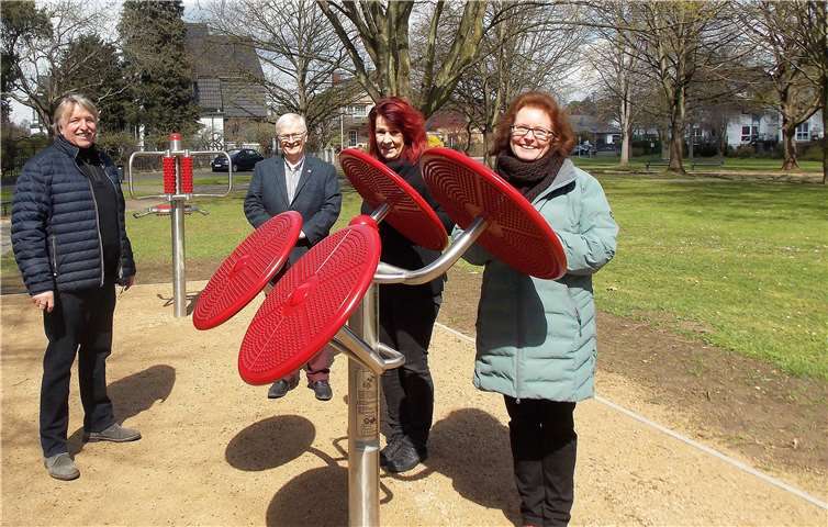 Die Projektgruppe Ilse-Bagel-Park am Playfit-Bewegungsparcours. Von rechts: Ellen Seidel, Dorit Reis, Stadtbürgermeister Gerhard Hausen und Jochen Seidel. Foto: Thomas Herschbach