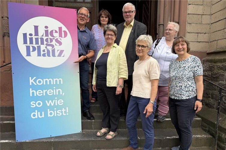 Die Projektgruppe „LieblingsPlatz“ vor der Pfarrkirche St. Matthias