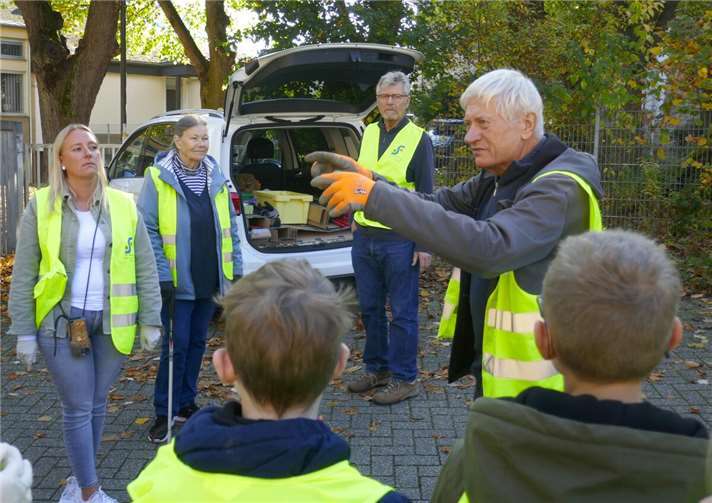Die Projektgruppe Pro R(h)einheit Andernach beteiligte sich aktiv am Aktionstag Klimawelt, der von der St. Thomas Realschule plus organisiert wurde. Foto: privat
