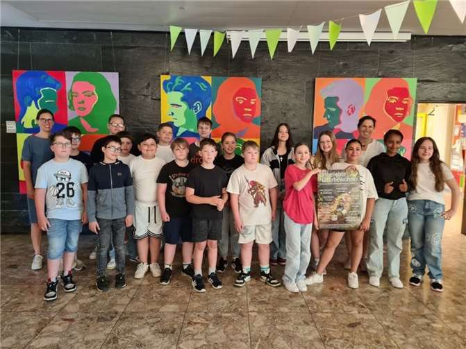 Die Projektgruppe Pro R(h)einheit der Klima-Werkstatt Andernach, die es sich zum Ziel setzt, über Mülltrennung, -entsorgung und -vermeidung aufzuklären, brachte der Geschwister-Scholl-Realschule plus das Plakat „Unbeliebte Naturbewohner“ vorbei. Foto: privat