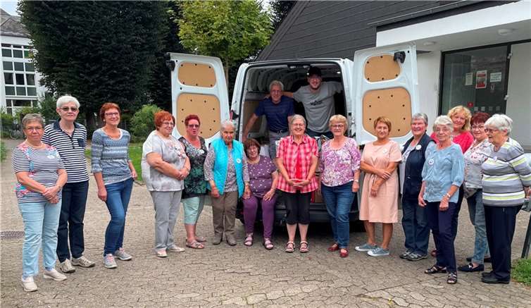 Die Projektgruppe „Strickkreis“ der Ehrenamtsinitiative „Ich bin dabei“ hat Hilfsgüter wie Schals, Mützen, Decken und vieles mehr hergestellt. Jetzt werden diese Güter nach Rumänien transportiert und an bedürftige Menschen verteilt.Foto: Stadt Andernach