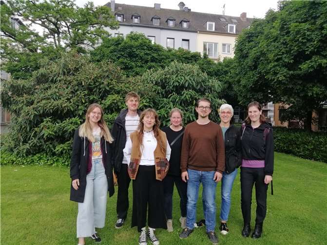 Die Projektgruppe, bestehend aus Friederike Lehnen (Studierende), Moritz Eicher (Referent pol. Bildung und länd. Entwicklung der Akademie Junges Land e.V.), Xenia Balandin (Studierende), Kira Seelbach (Studierende), Michael Kalkes (Studierender), Katharina Grundhöfer (Studierende), Mariele Mies (Studierende), ist vom 19. bis 21. Juni im JUKZ ansprechbar.  Foto: Akademie Junges Land