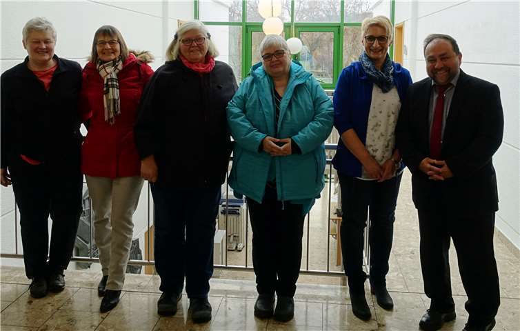 Die Projektgruppe besteht aus (v.li.n.re.) Doris Völkel, Mary Gerharz, Christa Stein und Waltraud Slimok. Rechts im Bild sind Christine Engels von der VG Vordereifel und Bürgermeister Alfred Schomisch zu sehen. Foto: privat