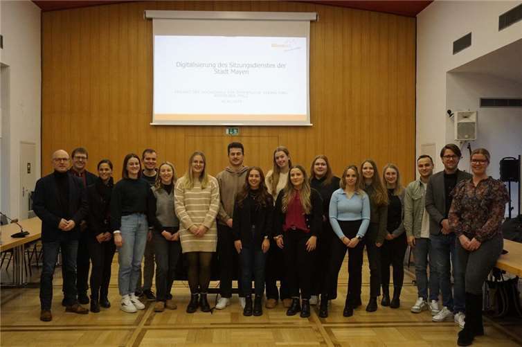 Die Projektgruppe der HöV zu Besuch im Sitzungssaal der Stadt Mayen. Foto: Jacqueline Blang/Stadt Mayen