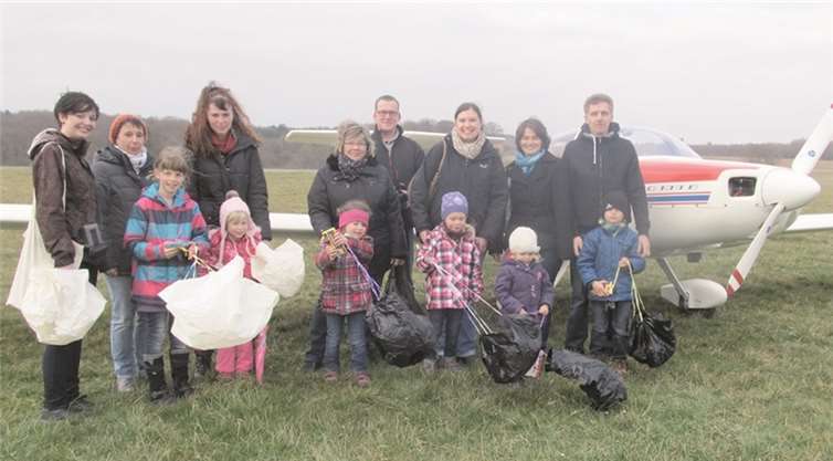 Die Projektgruppe der Marienkäfer besuchte den Flugplatz in Wienau. privat