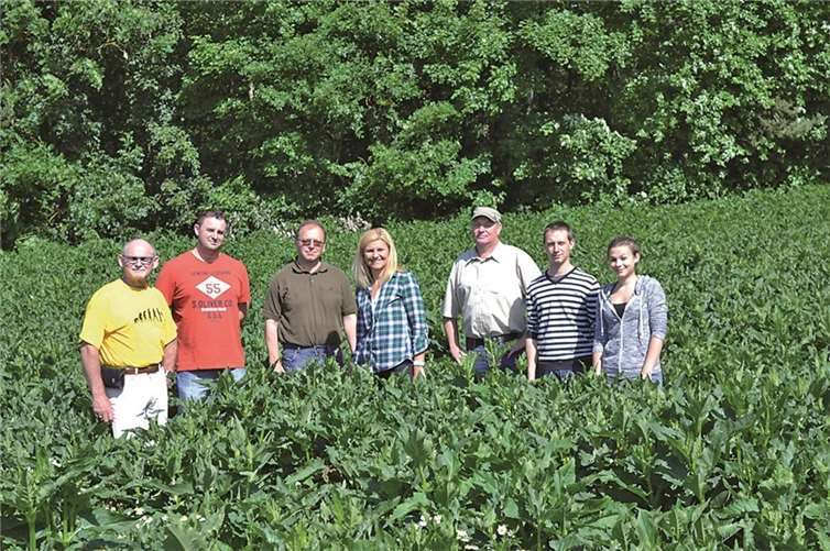 Die Projektgruppe freut sich, die beiden Vertreter der Uni Trier inmitten der prächtig gedeihenden Silphie-Pflanzen begrüßen zu können. Mittlerweile sind die ersten Blüten zu sehen. Schon bald wird das Feld zu einem Schlaraffenland für Bienen und wird nach der Blüte zur Energieerzeugung in der Biogasanlage eingesetzt werden. Privat
