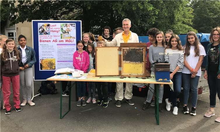 Die Projektgruppe konnten zehn Insektenhotels bauen und rund um die Schule aufhängen. privat