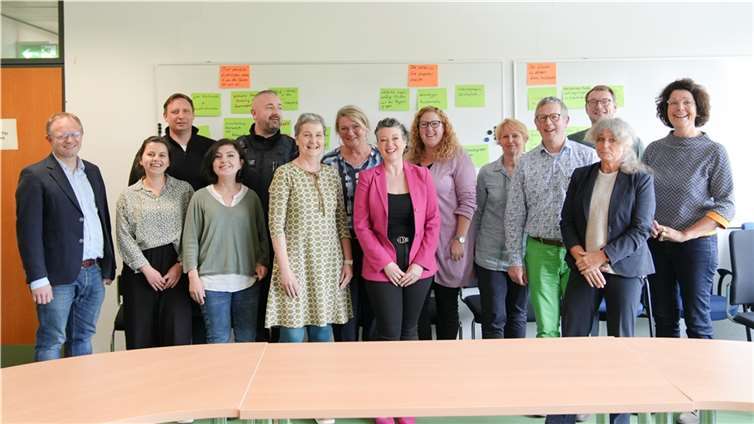 Die Projektgruppe um Personalentwicklerin Katja Schöpp (Mitte) spiegelt die Vielfalt der Belegschaft wider: Vertreterinnen und Vertreter des Verwaltungsvorstandes, des Personalrates, aus Personal- und Organisationsentwicklung, die Schwerbehindertenvertretung und die Gleichstellungsbeauftragte sowie das betriebliche Gesundheitsmanagement begleiteten mit weiteren Mitarbeitenden ganz unterschiedlicher Bereiche den gesamten INQA-Prozess. Oberbürgermeister Jan Einig (links) dankte der Projektgruppe, den Arbeitsgruppen und allen, die sich an der Mitarbeiterbefragung beteiligt hatten, für die konstruktive Zusammenarbeit. Foto:Stadt Neuwied/Maxie Meier