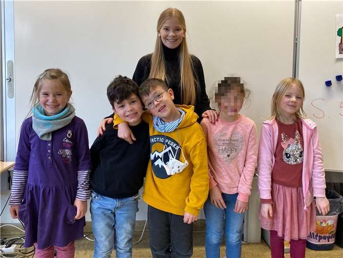Die Projektkinder mit der Berufspraktikantin Lisa Schäfer. Foto: Lindenschule Bad Breisig