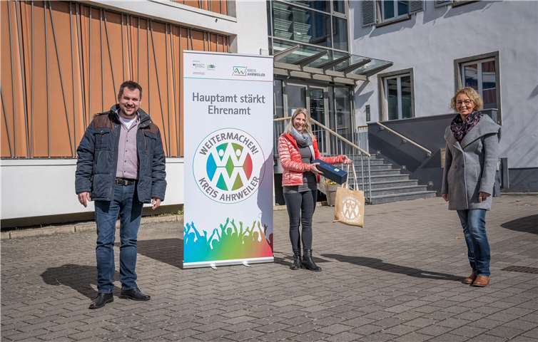 Die Projektkoordinatoren Mario Stratmann und Michaela Wolff bedanken sich bei Referentin Bettina Bur (rechts), Expertin für Vereinssteuerrecht, für ihre Unterstützung im Rahmen der Ehrenamtsschule. Foto: Kreisverwaltung Ahrweiler / Bernhard Risse