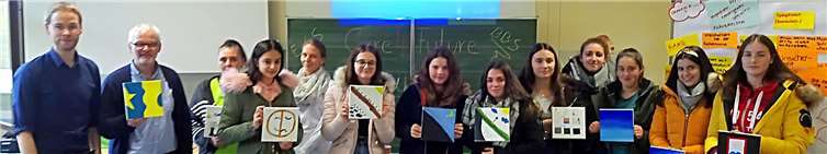 Die Projektkoordinatoren der BBS Sven Schwarz und Gerhard Lügger mit den Auszubildenden der bisherigen Fachschule Altenpflege und den Schülerinnen und Schülern der Erich-Kästner-Realschule Plus (v.l.). Foto: BBS Ahrweiler